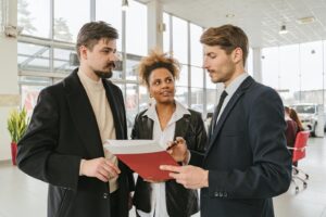 Des professionnels discutent d'un contrat de location ou d'achat